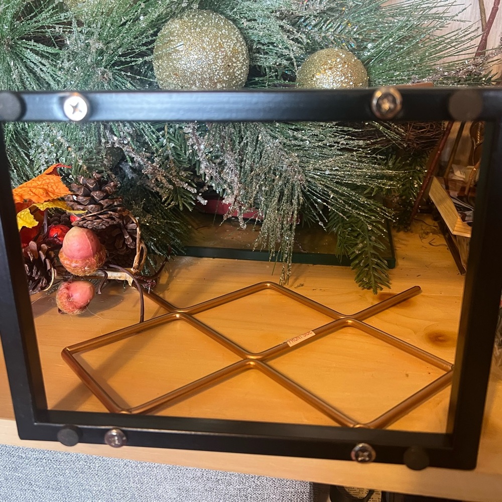 Gold Metal Magazine Rack - Picture 3 of 4